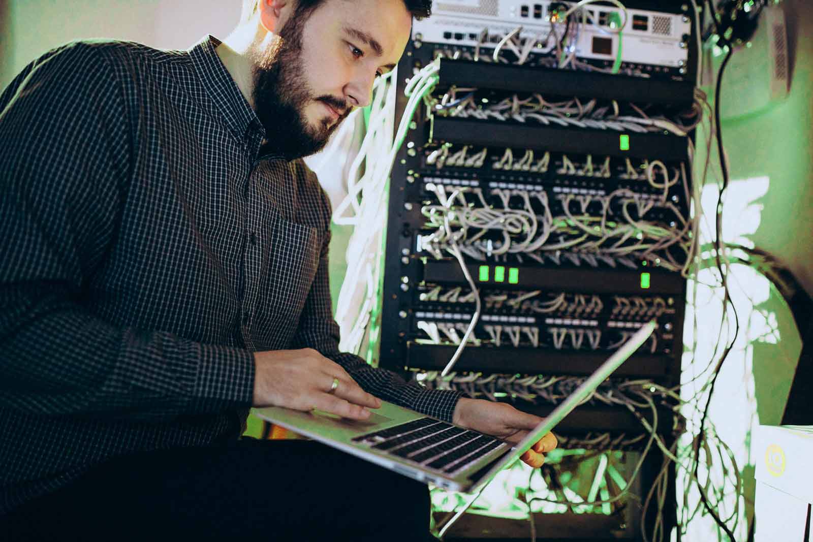Foto de pessoas trabalhando em computadores