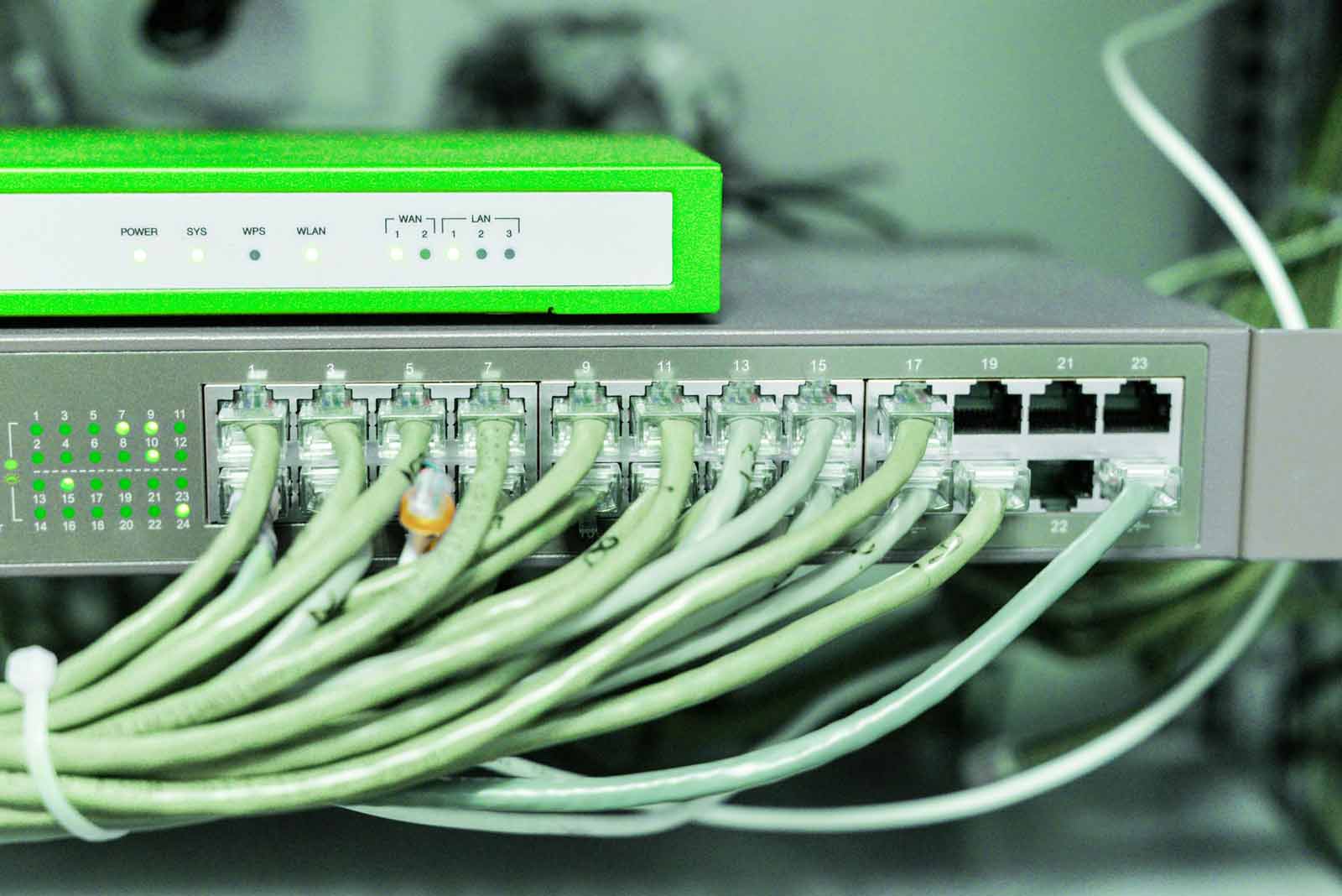 Foto de pessoas trabalhando em computadores